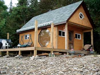 Barney and Mary Ann Keeshing built their own cozy cabin based on Steve Maxwell’s plan published in MOTHER EARTH NEWS.